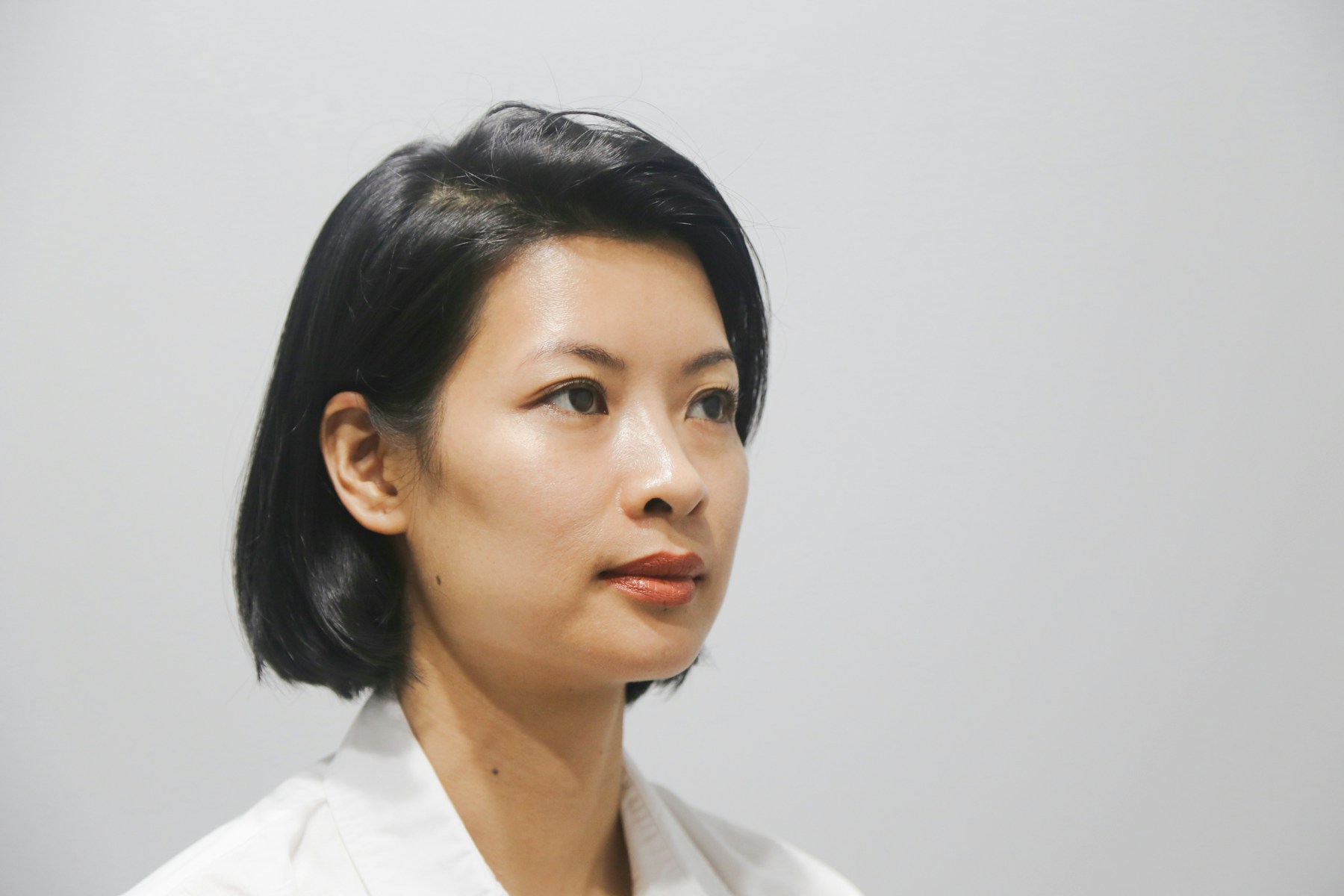 一位短发女性的自然光肖像，面部轮廓与表情清晰可见